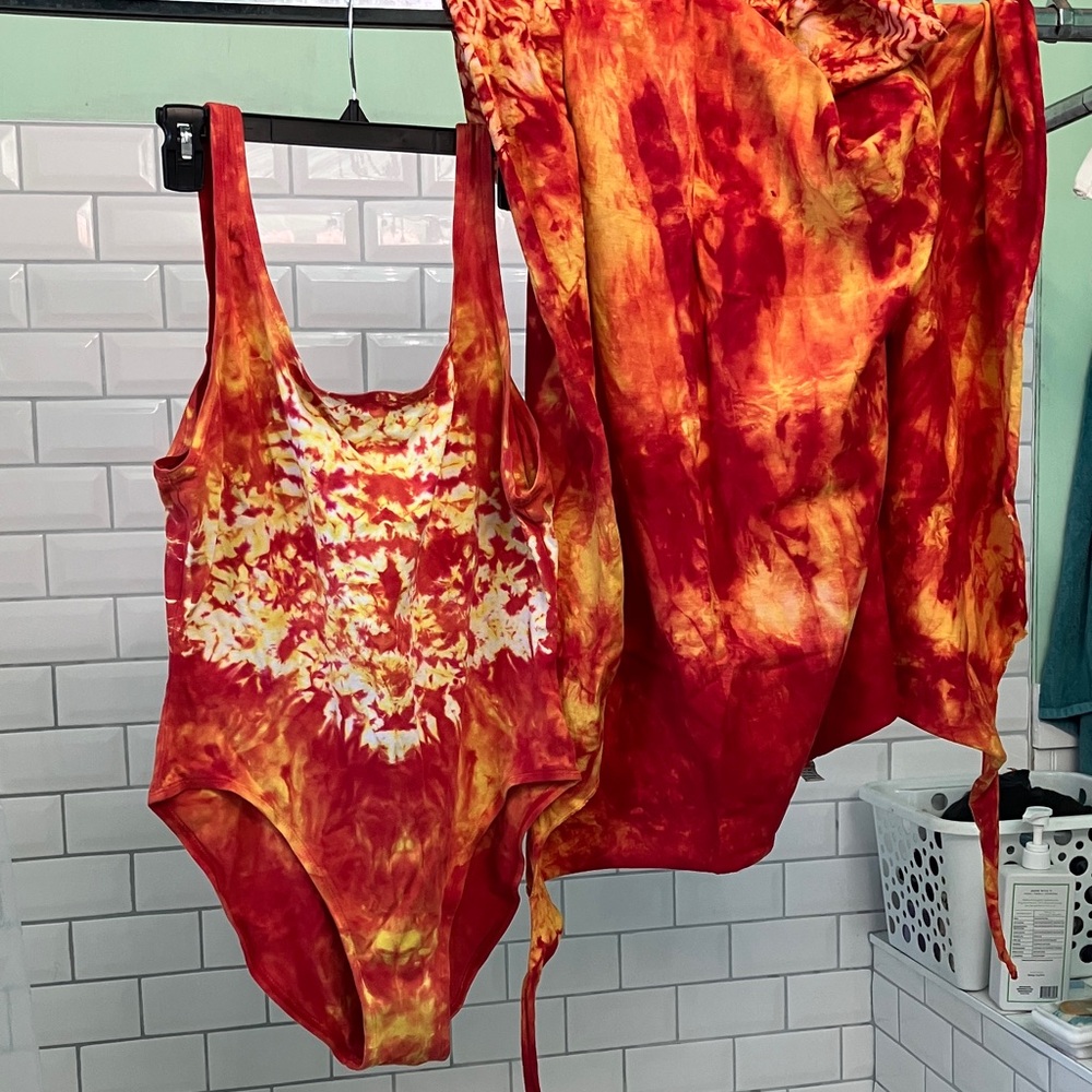 Tie dye cotton swimsuit and wrap. Extra large. Good condition